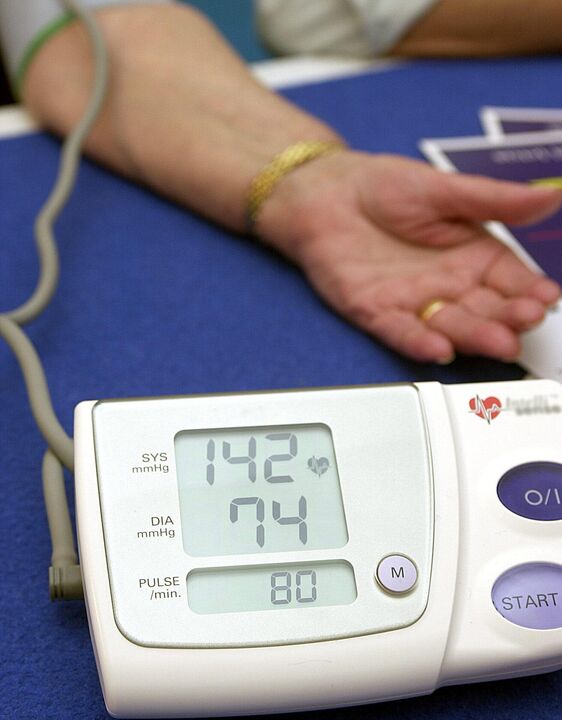 Blood pressure indicators characteristic of stage 1 hypertension